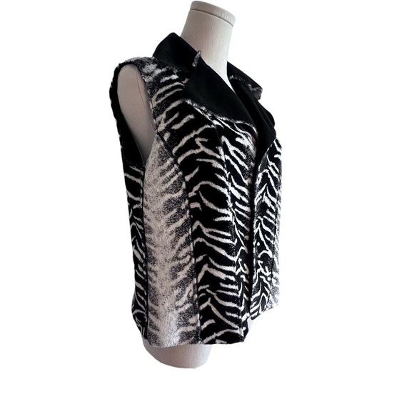Lisa International Reversible Animal Print Faux
Fur, Faux Suede Vest, Size S - Picture 4 of 10